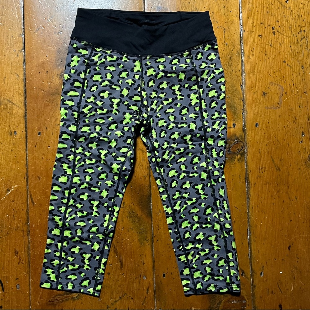 Betsey Johnson 3/4 Leopard Print Leggings capri roller derby